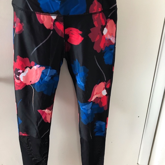 Fabletics flower leggings - Picture 2 of 3